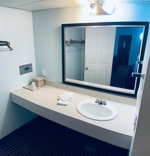 Bathroom 3, Executive Inn, Muskogee