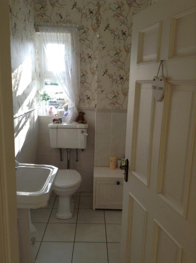 Bathroom 2, Deeside Manor
