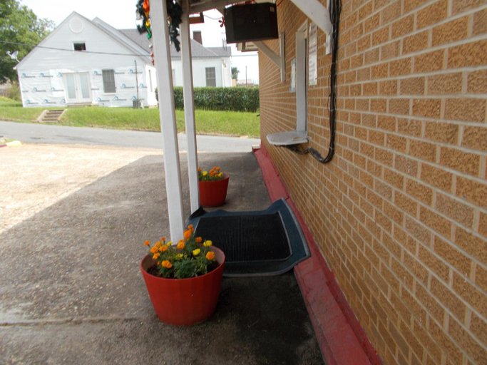 Others 4, Hillside Motel, Claiborne