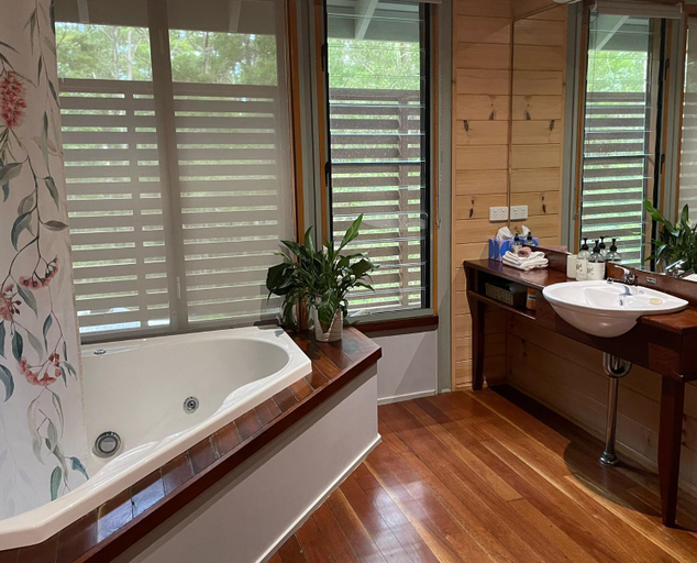 Bathroom, Bombah Point Eco Cottages, Great Lakes