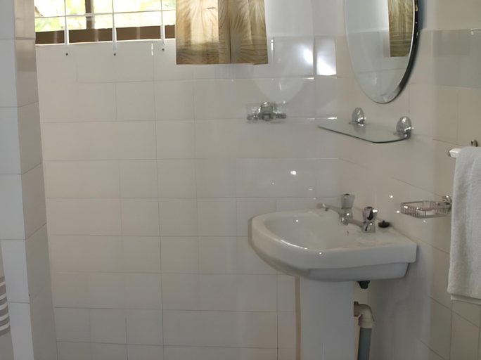Bathroom 3, Daniella's Bungalows