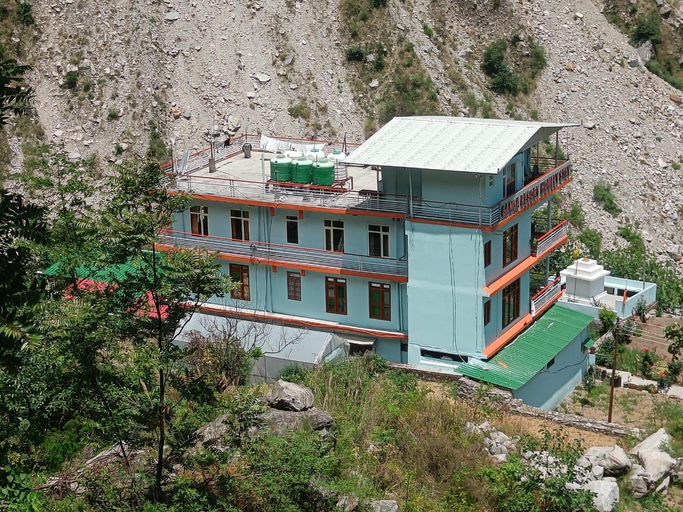 Exterior & Views