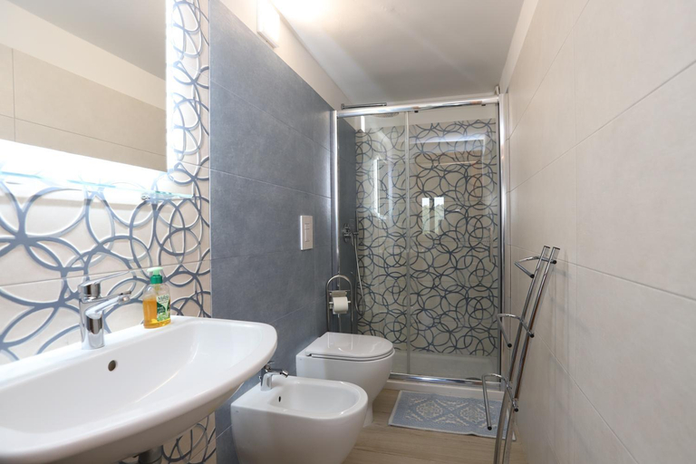 Bathroom 2, Villa Hibiscus, Foggia
