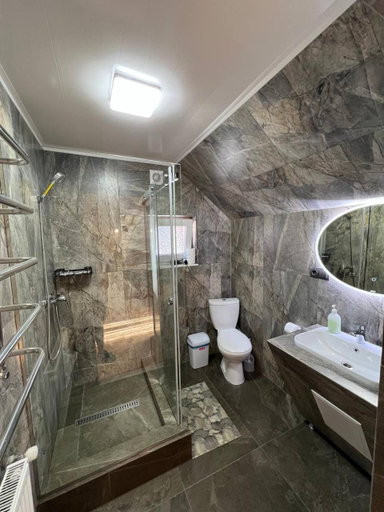 Bathroom 3, Гостиннии Двір Вишня, Nadvirnians'kyi