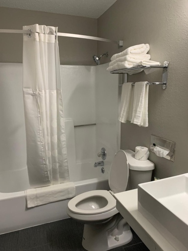 Bathroom 5, Super 8 by Wyndham Kirksville, Adair