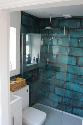 Bathroom 3, Traeth Arian Cottage, Anglesey