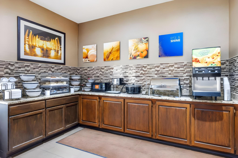 Food & Drinks 4, Spark by Hilton Grain Valley Kansas City, Kansas City
