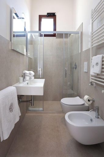 Bathroom 5, Carrubia, Lecce
