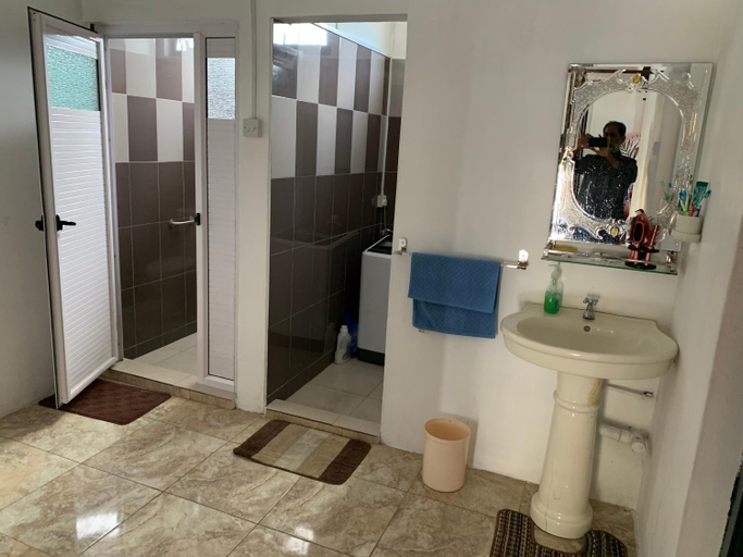 Bathroom 4, Toofan Villa, Black River