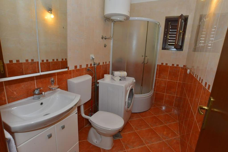 Bathroom, D apartment