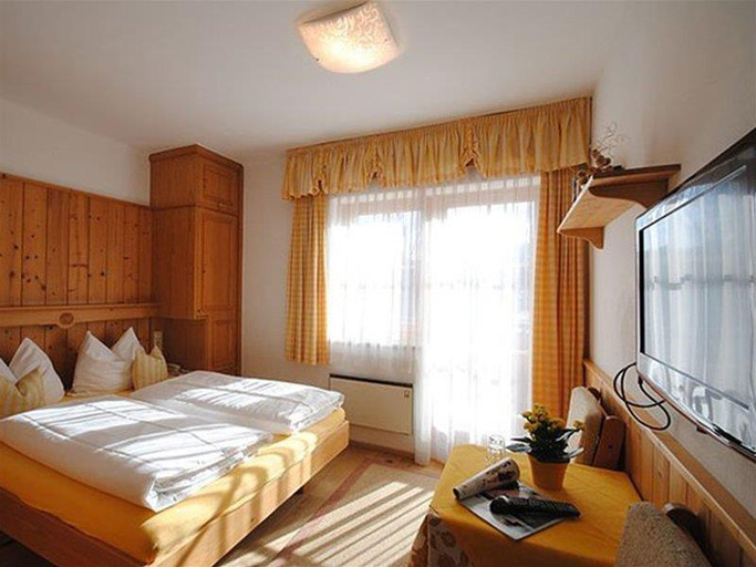 Bedroom 2, People's Hotel, Zell am See