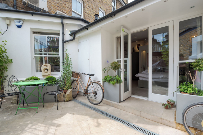 Others 4, Southwest Oasis, London