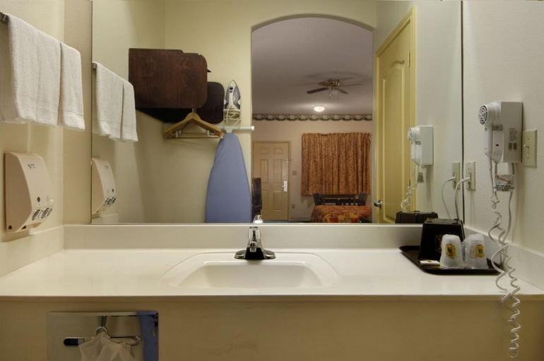 Bathroom 4, Texas Inn and Suites RGV, Hidalgo