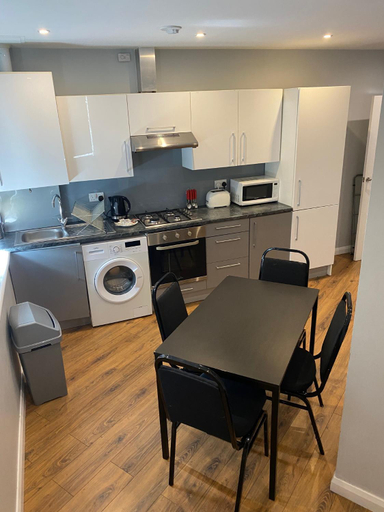 Others 3, Easy Lets - Showcase Apartments, Leicester