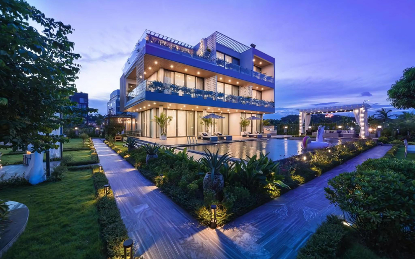 Exterior & Views