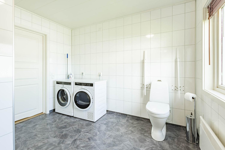 Bathroom 3, Ramberg Resort, Flakstad