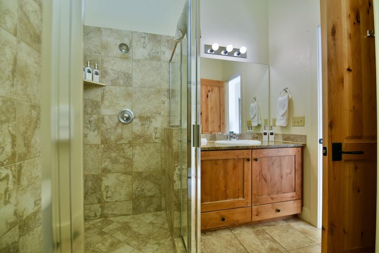 Bathroom 5, Newpark Resort, Summit