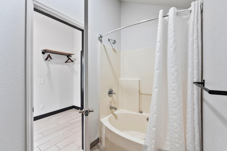 Bathroom 4, Tremont Lodge Resort, Blount