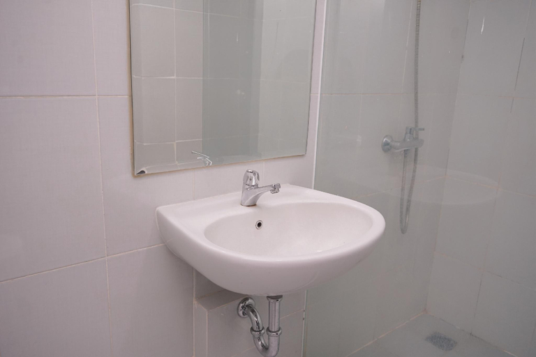 Bathroom 4, Relaxing Studio at Casa De Parco Apt By Travelio, Tangerang
