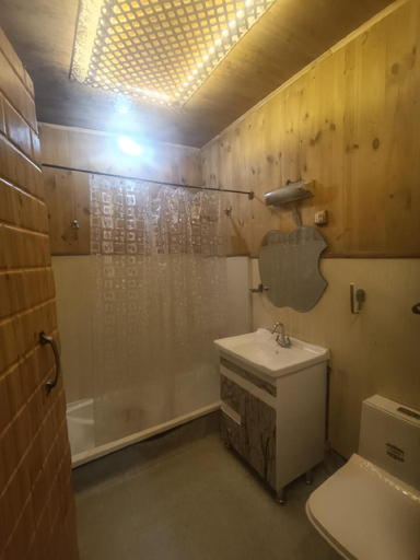 Bathroom 3, Houseboat New Shamus Maqbool, Srinagar