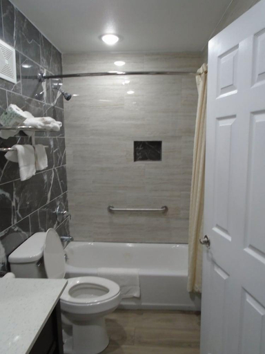 Bathroom 3, TOWN HOUSE MOTEL, Matagorda