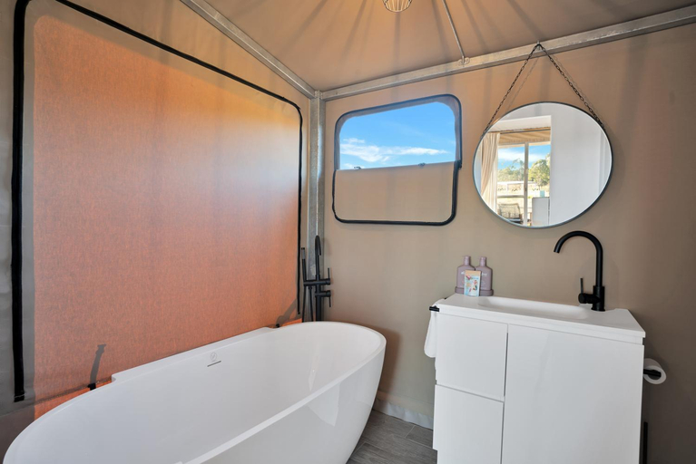 Bathroom 3, The Beltree Wine Country Glamping, Singleton