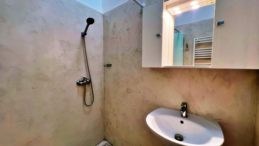Bathroom, Budapest Budget Hostel, Budapesti