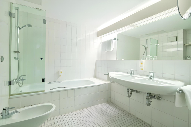 Bathroom 5, Seminaris Hotel Luneburg, Lüneburg