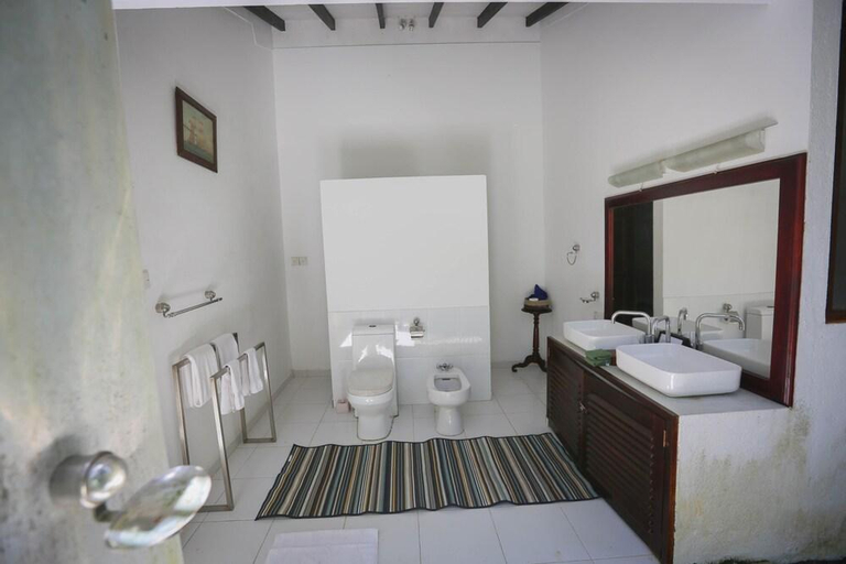 Bathroom 3, Apa Villa Illuketia, Akmeemana