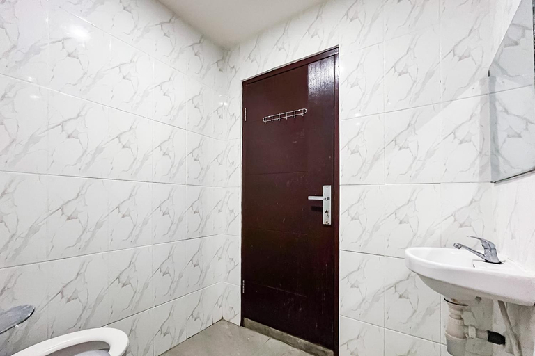Bathroom, RedDoorz Plus @ Hotel Lestari Karema Mamuju, Mamuju