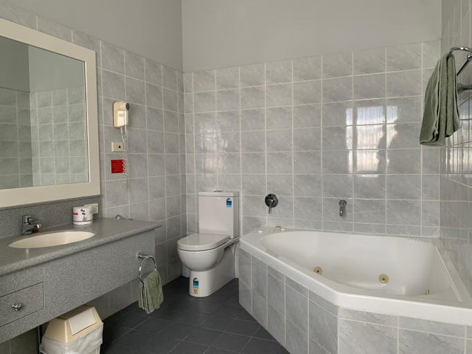 Bathroom 4, Moruya Monarch Hotel, Eurobodalla