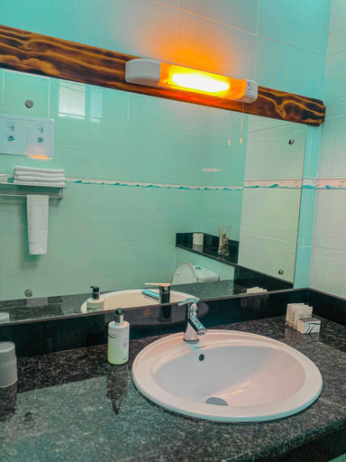 Bathroom, Divers Lodge Guest House