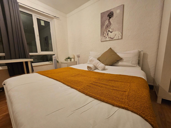 Bedroom 2, Rooms Near Canary wharf, London
