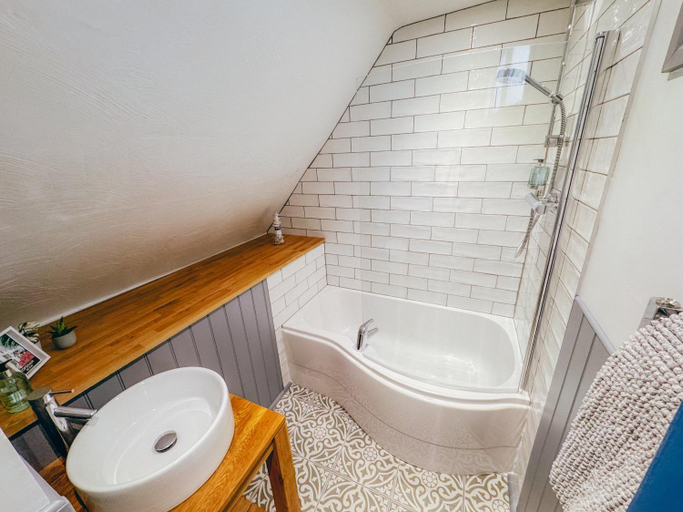 Bathroom 3, Route 2 Apartments, Devon
