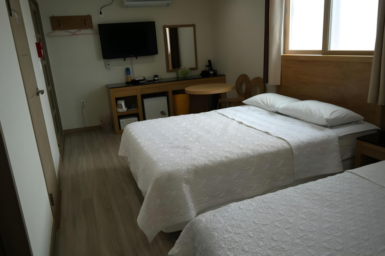 Bedroom 2, Seogwipo (Seongsan) Beach Hotel, Seogwipo