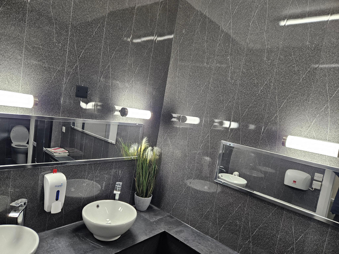 Bathroom 3, Trecarn Hotel, Torbay