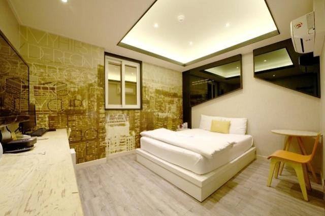 Bedroom 2, Daegu Dongdaegu Station Lane, Buk