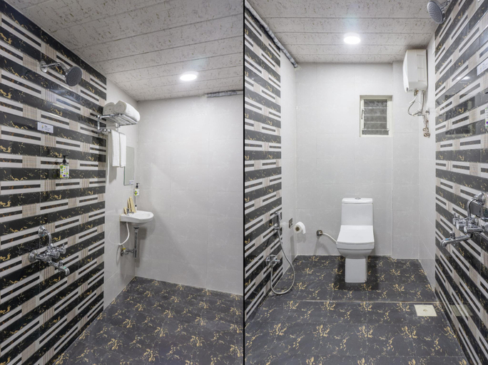 Bathroom 4, Treebo Aura Inn Regency, Pune