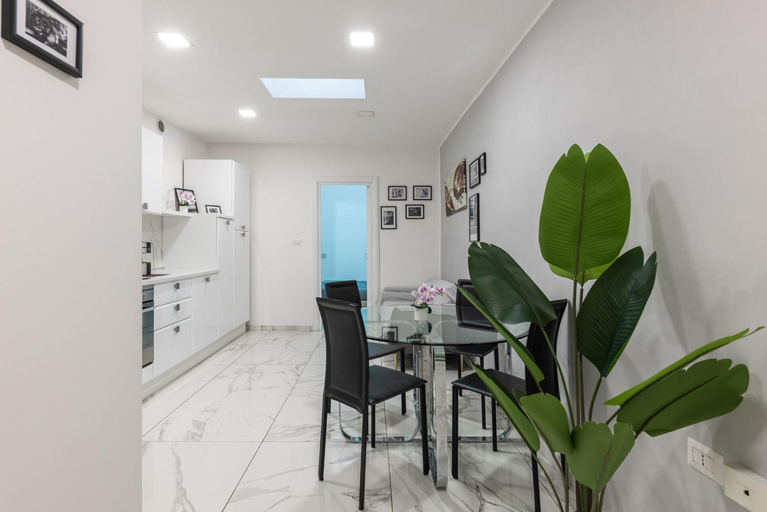 Others 4, Chic House, Bari