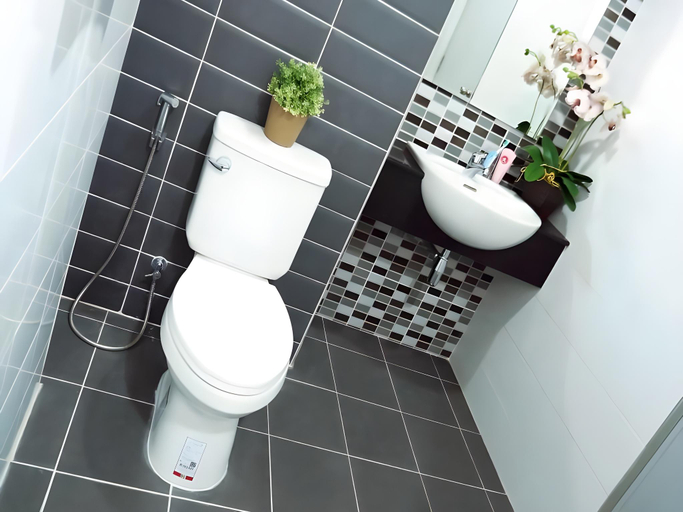 Bathroom 3, In Clover Apartment Bangsaen, Muang Chon Buri