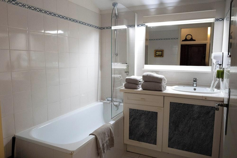 Bathroom 4, Chateau De Lantic Hotel, Gironde