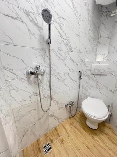 Bathroom 4, Pierre Apartments, Odes'ka