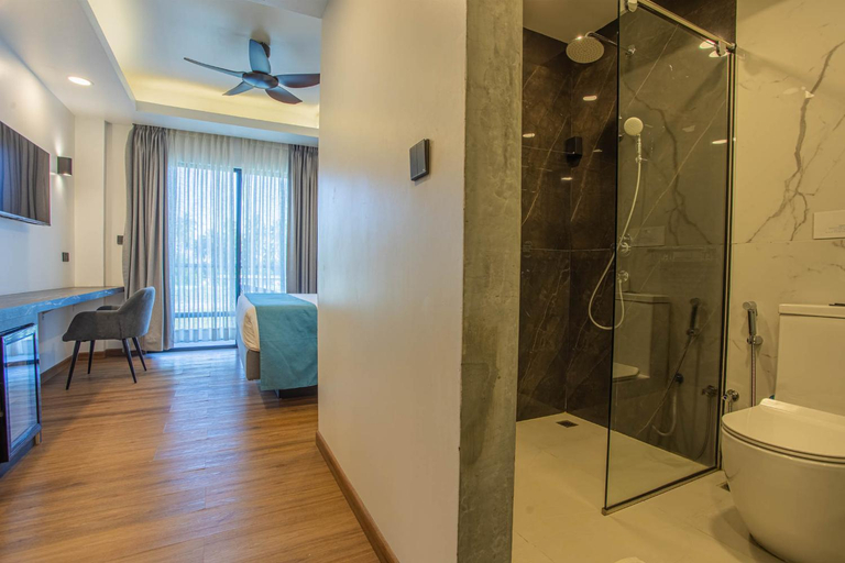 Bathroom 4, Whaleshark Beach