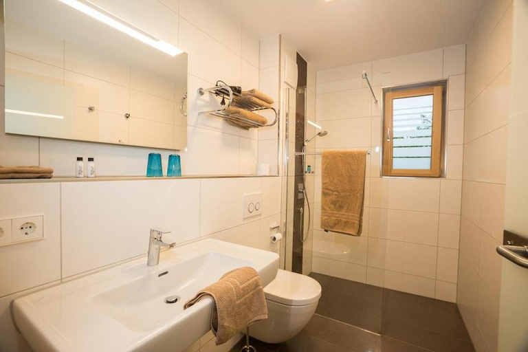 Bathroom 4, Leidringer Gastehaus GmbH, Zollernalbkreis
