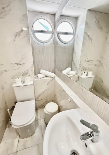 Bathroom 5, Hostal Baobab, Cádiz