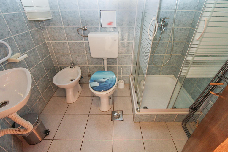 Bathroom 3, Apartment 1236, Ližnjan
