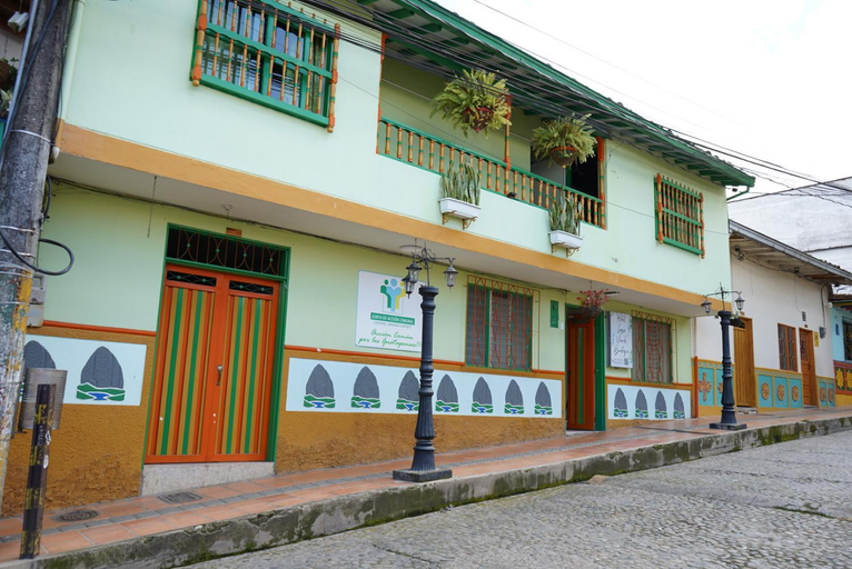 Exterior & Views