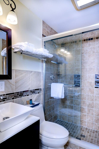 Bathroom 3, Adirondack Spruce Lodge, Essex