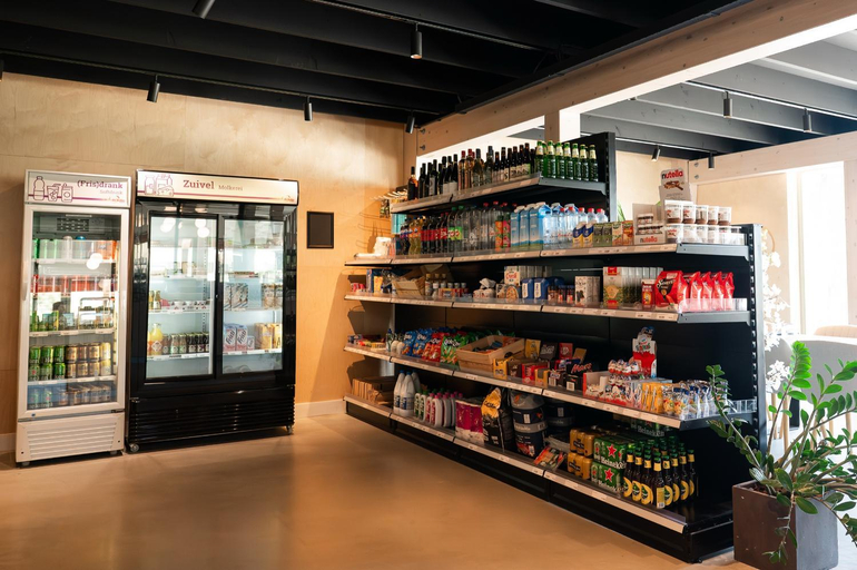 Food & Drinks 4, Tenthuisje in het groen, een suite met eigen badkamer, Zijpe