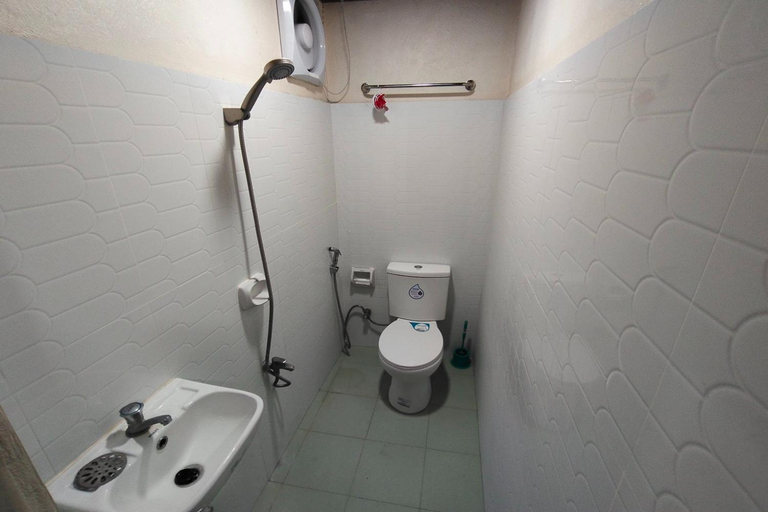 Bathroom 3, La Ud Lounge and Hostel, San Juan